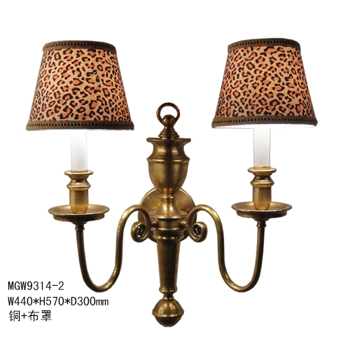Бра на две свечи с леопардовыми абажурами и латунной стойкой